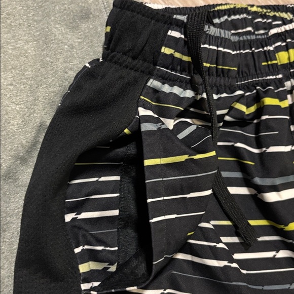 Boys medium Nike Dri-FIT Gray, black, neon yellow tank and basketball shorts set - Picture 7 of 8